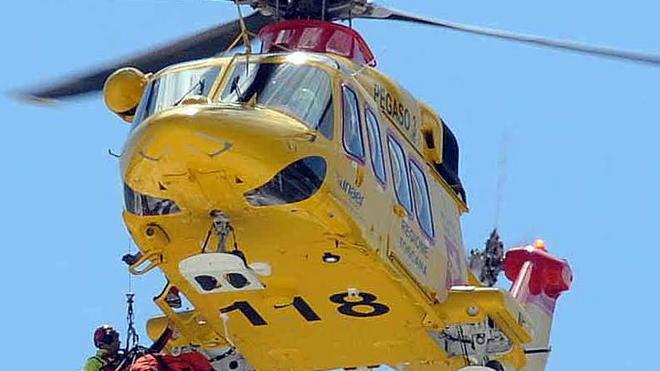 L’acqua in pressione lo lancia per 2 metri Grave un cavatore