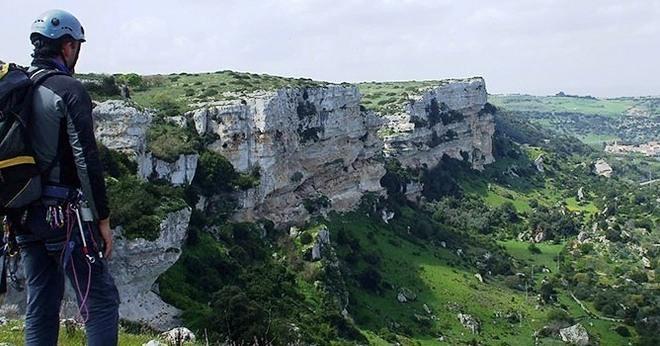 Appesi al costone per scoprire Giorrè 