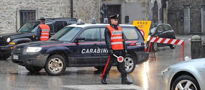 Finiscono nel greto di un torrente dopo aver urtato l’auto dei cc 