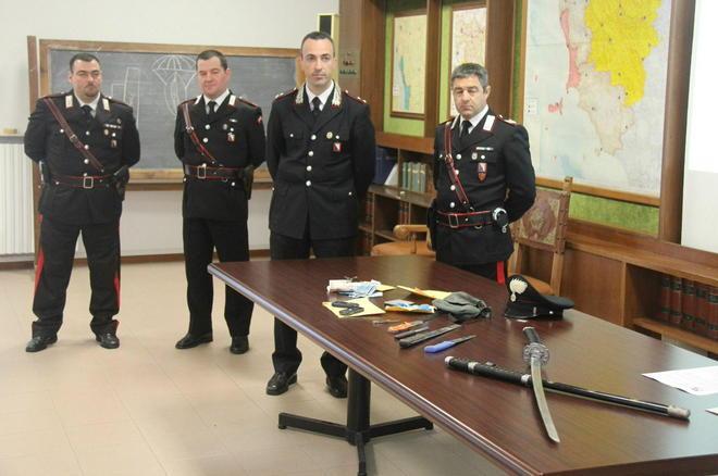 Cocaina ma anche coltelli e katane nei boschi dello spaccio: cinque arresti 