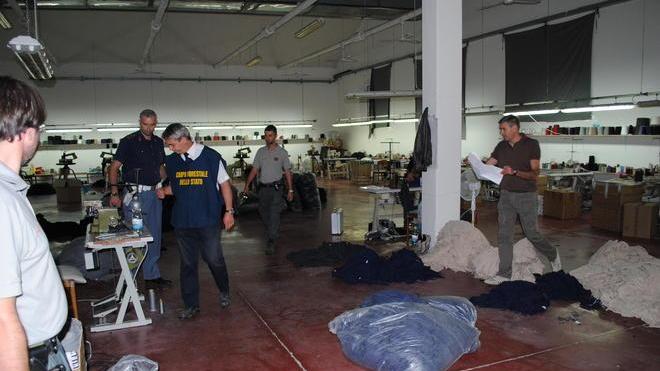 Ditta fantasma con dodici operai al lavoro a Narnali