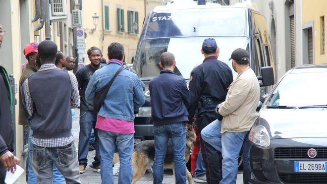 I carabinieri chiudono via Pier Cironi e identificano decine di persone