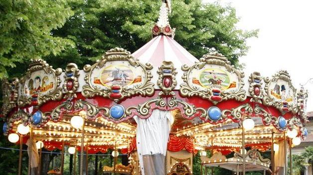 La giostra ritorna sul viale Verdi