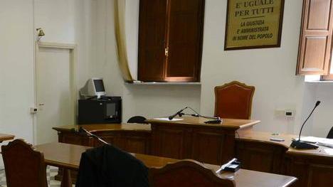 Donna stalker, lo assilla al telefono e lo picchia