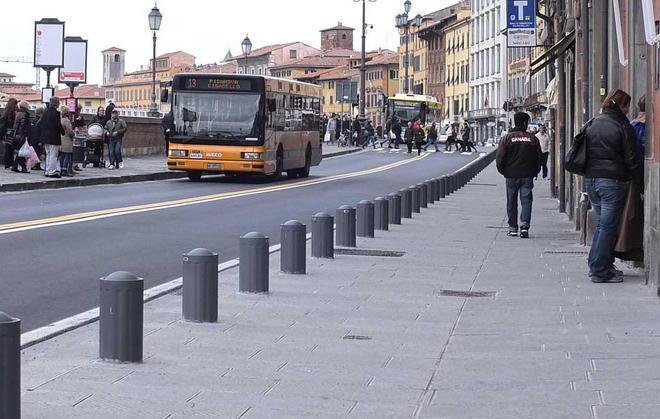 «Non ci fanno mettere i tavoli all’aperto» 