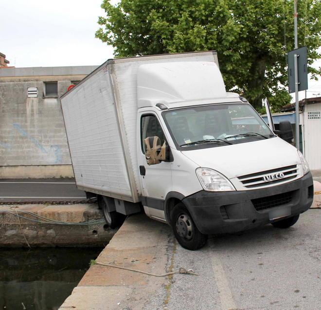 Furgone rischia di finire nel porto