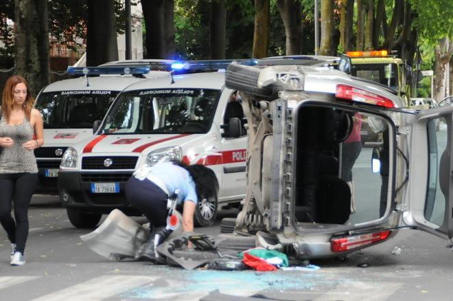 Auto si ribalta a un incrocio, due persone in ospedale