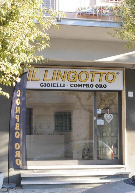 Spariti i ricettatori croati del negozio di compro oro 