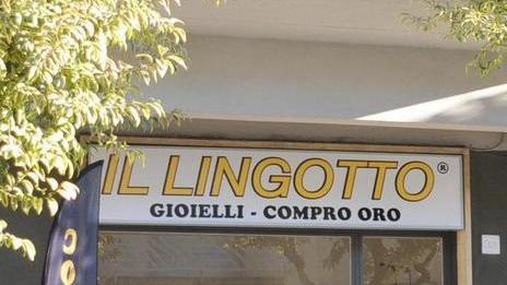 Spariti i ricettatori croati del negozio di compro oro