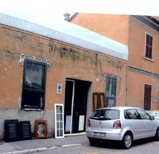Rubano attrezzature in un’officina 