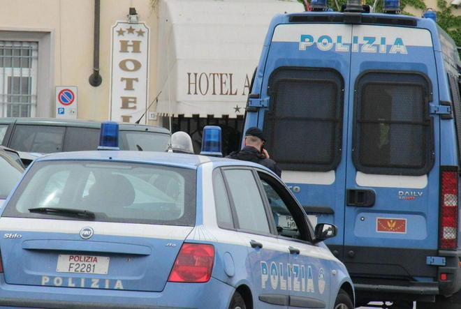 Uno scooter impazzito sul marciapiede tra la folla