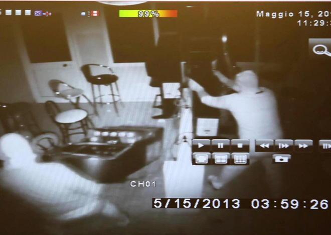 Rubano sei slot davanti alle telecamere 