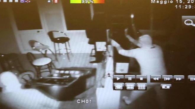 Rubano sei slot davanti alle telecamere