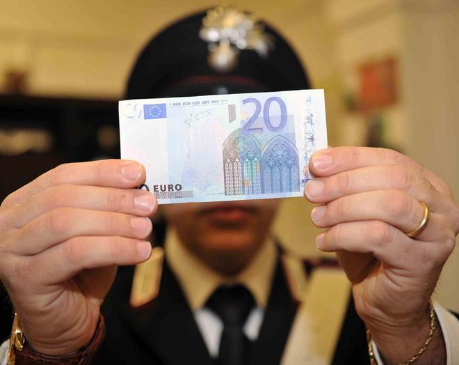 Spaccia banconote false in un bar di Empoli: arrestato 