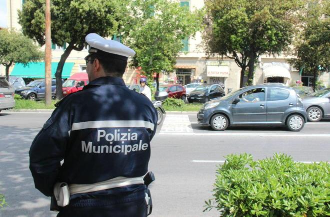 Travolto da uno scooter, batte la testa e ha vuoti di memoria 