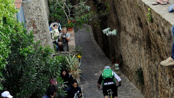 Vie e piazze chiuse al traffico dalle 12
