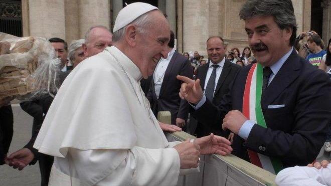 Pane regalato al Papa record di contatti