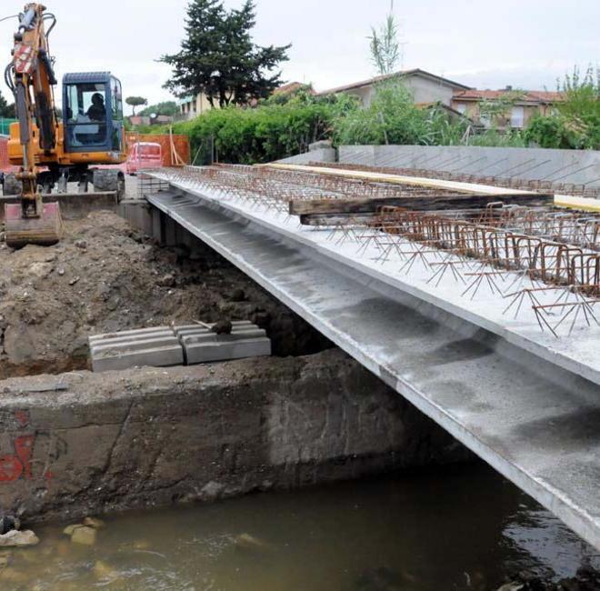 Ponte sul Ricortola, i residenti bloccano la posa delle travi 