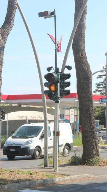 Viale Nazario Sauro entrano in funzione i nuovi semafori 