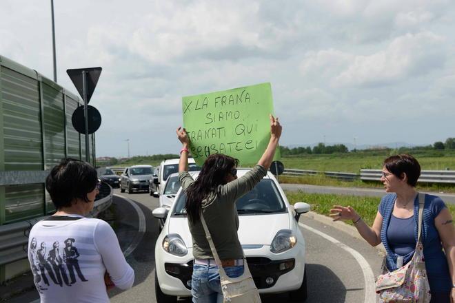 Bloccano la viabilità per chiedere la riapertura della Francesca 