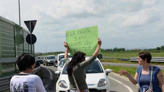 Bloccano la viabilità per chiedere la riapertura della Francesca