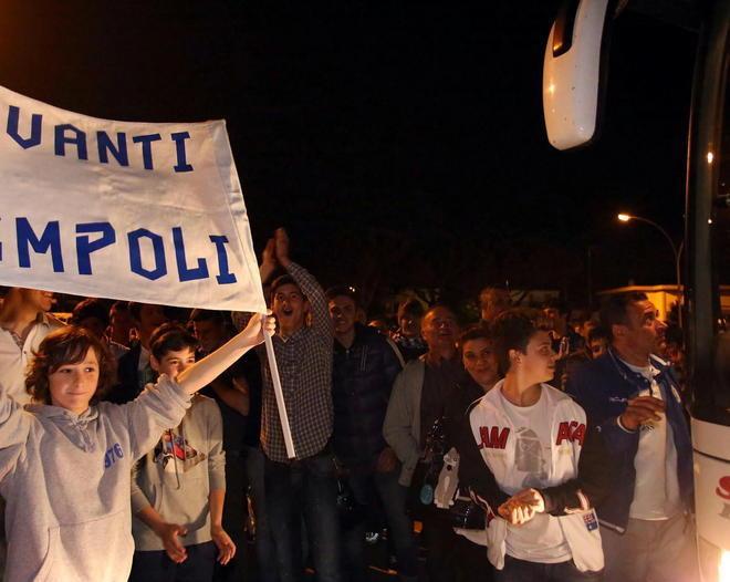 L’abbraccio dei tifosi agli azzurri di ritorno da Verona 