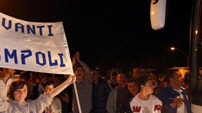L’abbraccio dei tifosi agli azzurri di ritorno da Verona