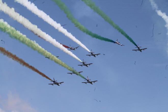 Tutti con lo sguardo al cielo per le Frecce Tricolori 