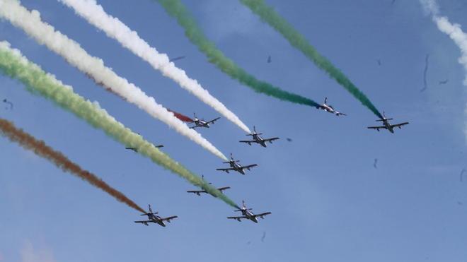 Tutti con lo sguardo al cielo per le Frecce Tricolori
