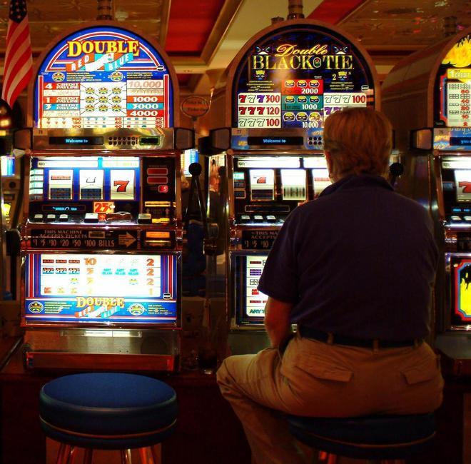 Disoccupato perde 1.000 euro alle slot e tenta di uccidersi 