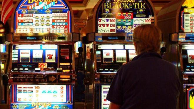 Disoccupato perde 1.000 euro alle slot e tenta di uccidersi