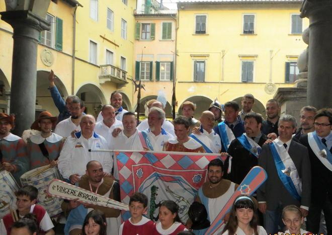 Doppia benedizione delle bandiere
