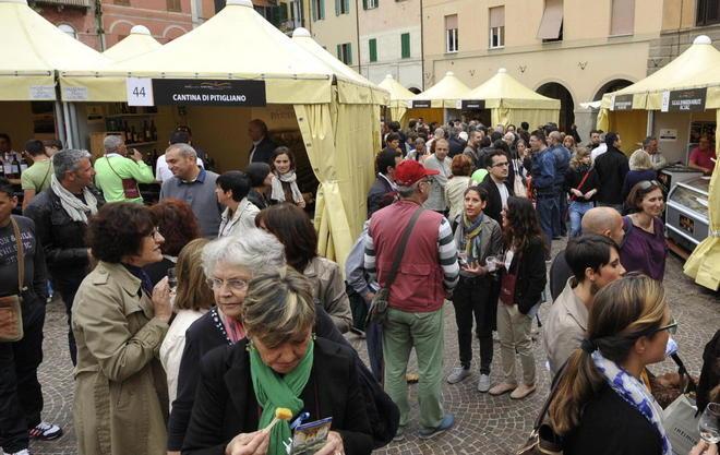 Pienone in centro e qualche polemica per la chiusura alle 22 