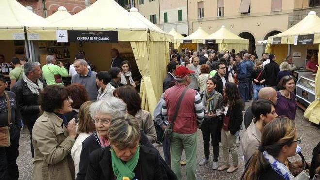Pienone in centro e qualche polemica per la chiusura alle 22