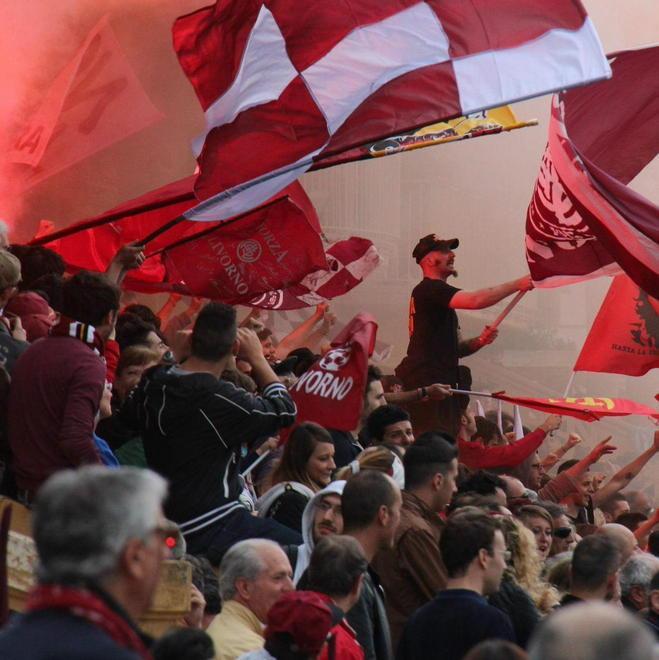 Il pullman della squadra accolto dai tifosi all’arrivo a Tirrenia: cori e applausi