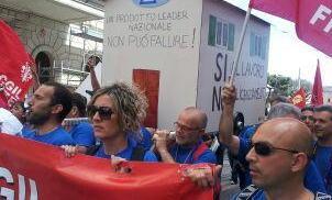 Operai Shelbox al corteo della Fiom