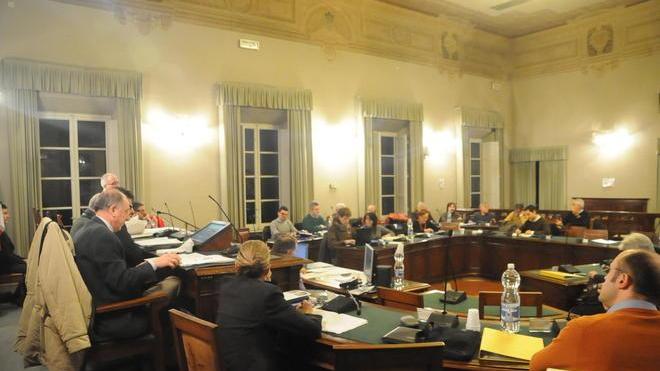 Risparmi impossibili sull’acqua servita ad assessori e consiglieri