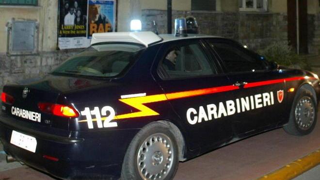 Va a casa dell’ex per picchiarla, arrestato