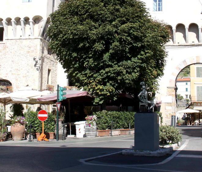 Stamani pulizia delle aiuole in piazza Carducci 