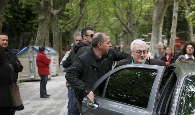 Borghezio contestato lascia la pineta tra slogan e fumogeni 
