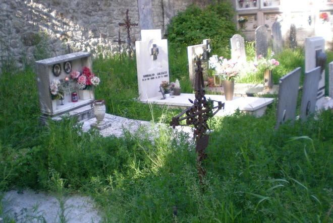 Ladri saccheggiano il cimitero, via rame e arredi 