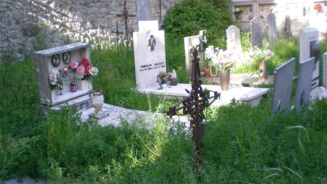 Ladri saccheggiano il cimitero, via rame e arredi