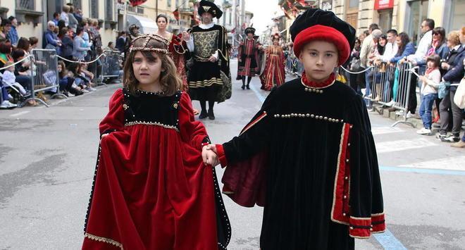 Dame, musici e fantasmi sfilano i 1.200 figuranti 