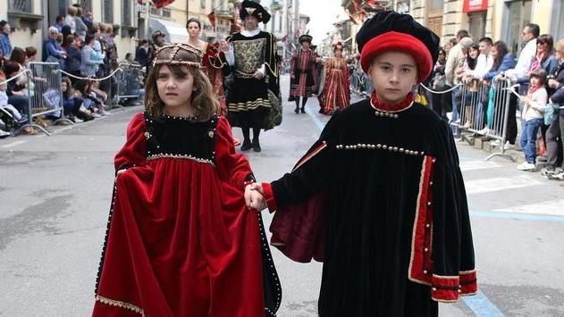 Dame, musici e fantasmi sfilano i 1.200 figuranti