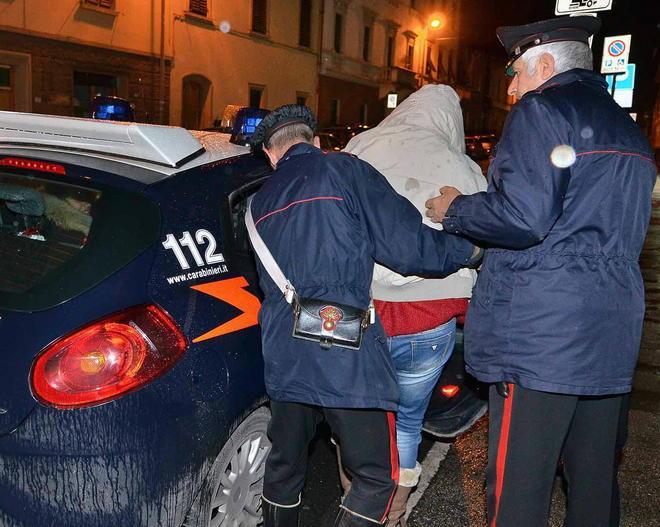 Scoperto da un passante mentre ruba in un negozio: arrestato 