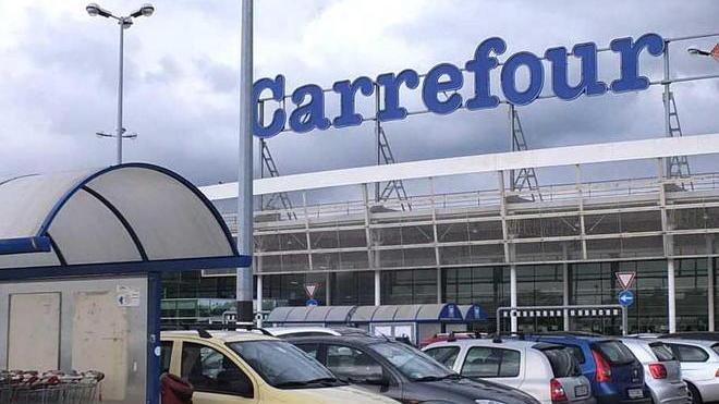 Al Carrefour ruba cd di Andrea Bocelli: «Per me sono come le medicine»