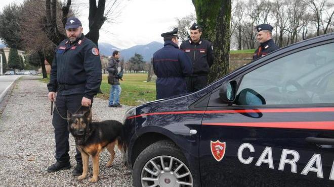Fa rifornimento con la tessera della sua ex ditta