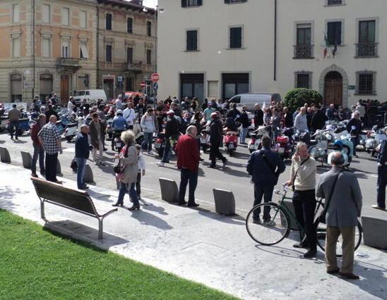 Oltre cento Vespe invadono piazza della Vittoria a Empoli 