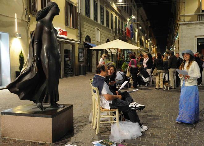 Una notte dedicata ai libri, con scrittori e vip 