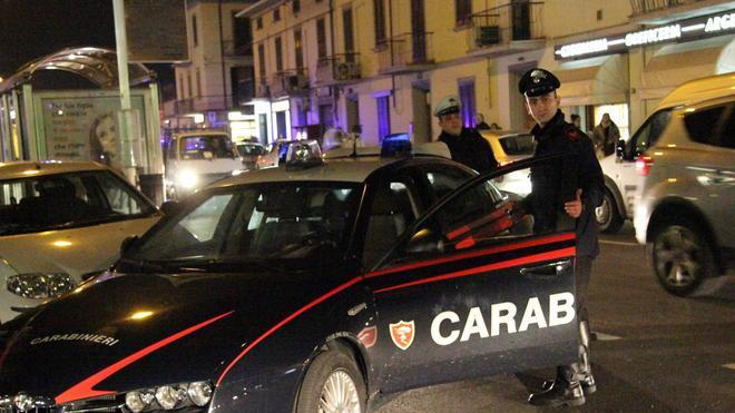 Quattro banditi irrompono in una casa e tentano di smurare la cassaforte